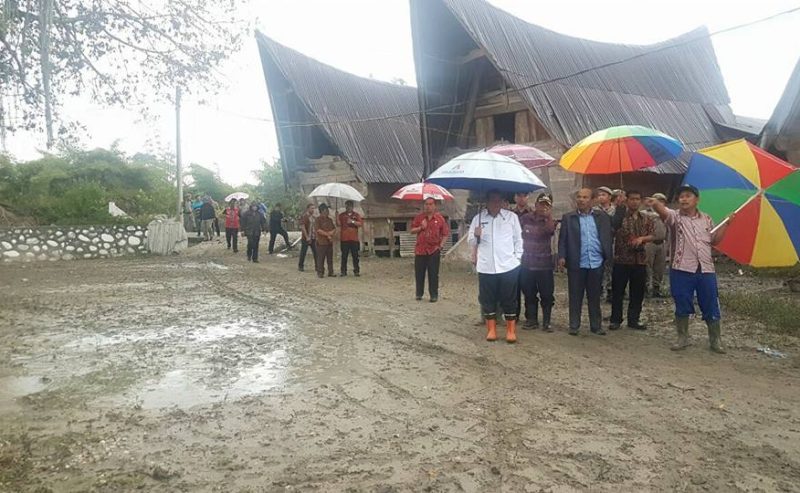 Bupati Meninjau Meluapnya Air Sungai Di Kecamatan Onanrunggu Dan Kecamatan Nainggolan