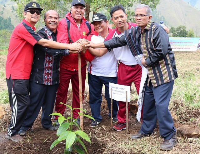 Kapolda Sumatera Utara Irjen.Pol. Paulus Waterpauw Melakukan Penanaman Pohon Di Sigulati Kecamatan Sianjurmulamula Kab. Samosir
