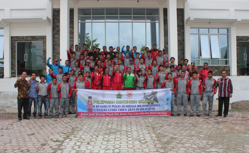 SEKRETARIS DAERAH KABUPATEN SAMOSIR MELEPAS KONTINGEN ATLET KABUPATEN SAMOSIR KE PORWIL III SUMATERA UTARA