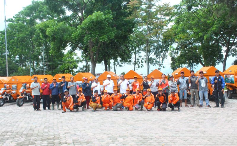 BUPATI SAMOSIR SERAHKAN 14 UNIT BETOR PENGANGKUT SAMPAH
