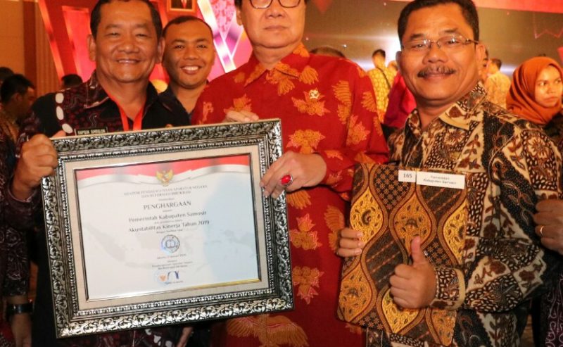 PEMERINTAH KABUPATEN SAMOSIR RAIH NILAI SAKIP BB YANG DISERAHKAN MENTERI PAN-RB KEPADA BUPATI SAMOSIR RAPIDIN SIMBOLON