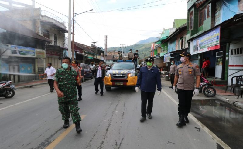 PEMKAB SAMOSIR, TNI/POLRI, DAN TOKOH MASYARAKAT LAKUKAN PENYEMPROTAN DISINFEKTAN DI PANGURURAN