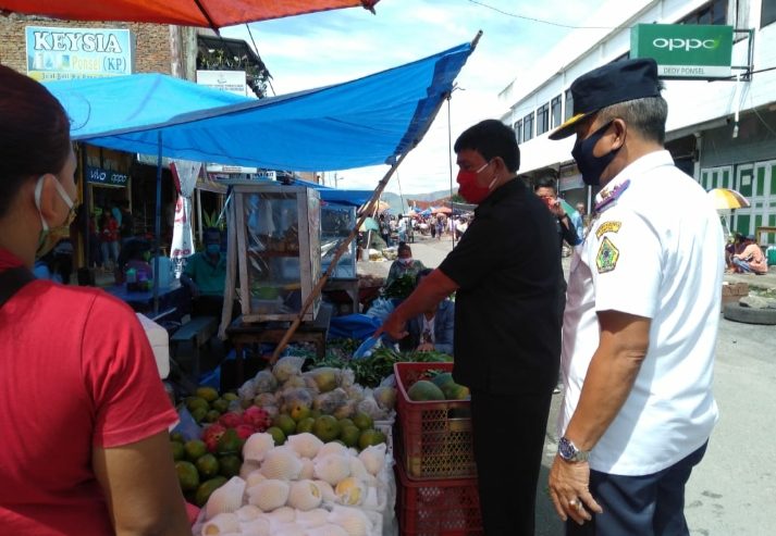 WAKIL BUPATI SAMOSIR MONITORING KETERSEDIAAN BAHAN PANGAN DAN SOSIALISASI POLA HIDUP SEHAT CEGAH PENYEBARAN COVID-19 DI KECAMATAN NAINGGOLAN