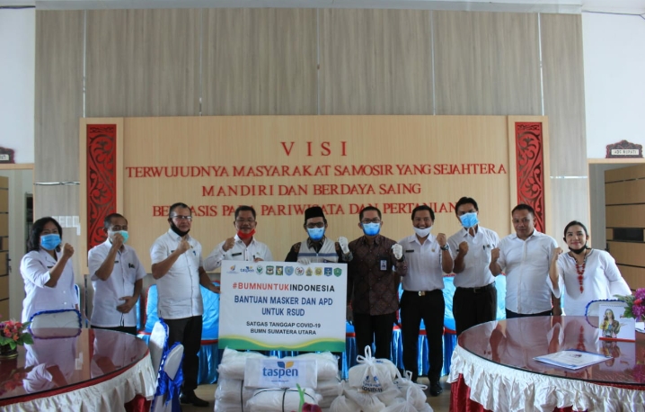 PT TASPEN PERSERO SERAHKAN BANTUAN KE PEMKAB SAMOSIR ATASI DAMPAK COVID-19