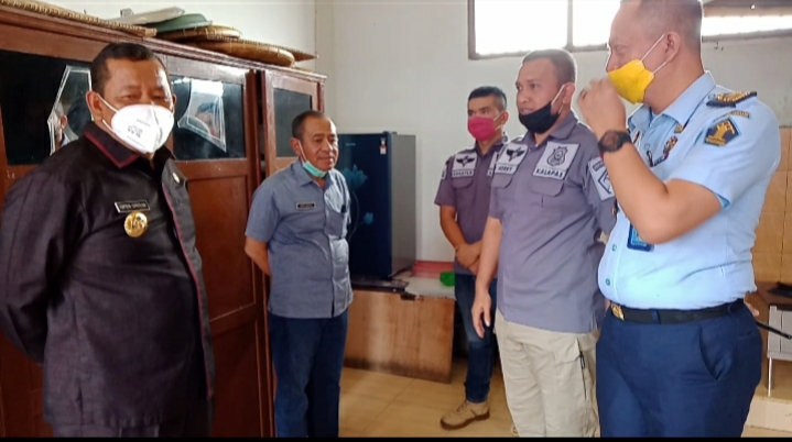 DUKUNG WARGA BINAAN TERHINDAR COVID-19, BUPATI SAMOSIR LAKUKAN KUNJUNGAN KE LEMBAGA PERMASYARAKATAN KELAS III PANGURURAN