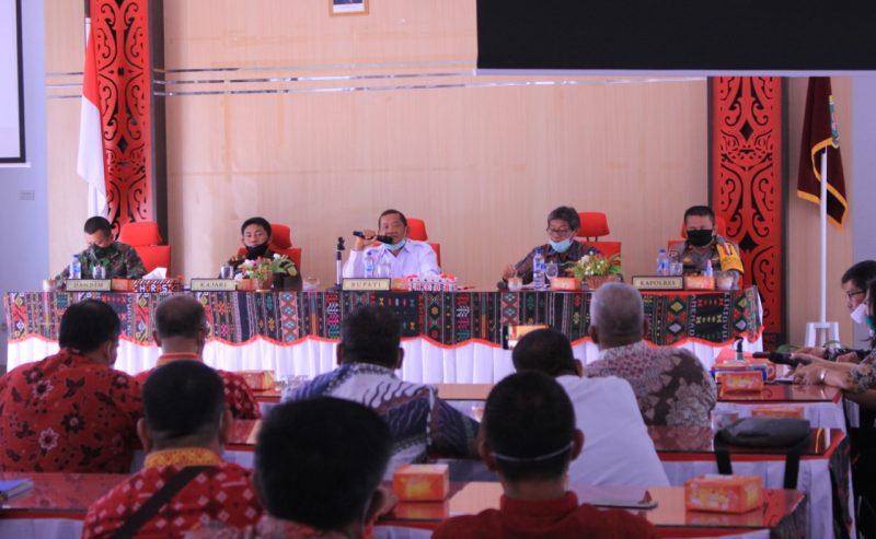 BUPATI SAMOSIR TERIMA PENGHARGAAN DARI GUBERNUR SUMATERA UTARA