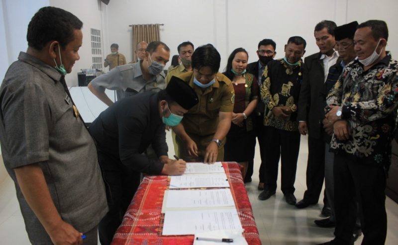 RAPAT PARIPURNA DPRD KABUPATEN SAMOSIR DALAM RANGKA PEMBAHASAN DAN PERSETUJUAN BERSAMA ATAS RANPERDA KABUPATEN SAMOSIR TENTANG PERTANGGUNGJAWABAN PELAKSANAAN APBD TAHUN ANGGARAN 2019
