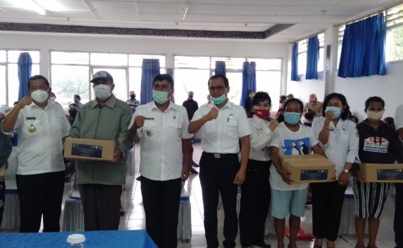BUPATI SAMOSIR SALURKAN BANTUAN BALASA KEMENPAREKRAF BAGI PELAKU USAHA WISATA DI SAMOSIR