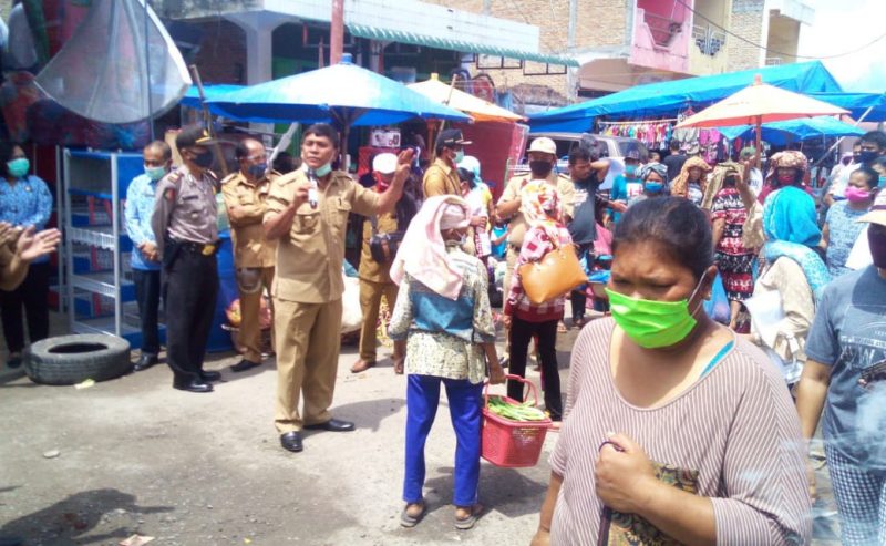 PEMERINTAH KABUPATEN SAMOSIR SOSIALISASIKAN NORMAL BARU PRODUKTIF DI PASAR TRADISIONAL NAINGGOLAN