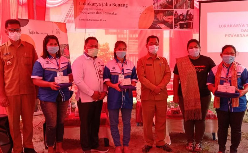 PENENUN ULOS SE-KABUPATEN SAMOSIR MENGIKUTI PELATIHAN PEWARNAAN ULOS SECARA ALAMI