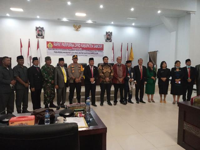 DPRD KABUPATEN SAMOSIR GELAR RAPAT PARIPURNA DALAM RANGKA PENETAPAN PASANGAN CALON BUPATI DAN WAKIL BUPATI SAMOSIR TERPILIH